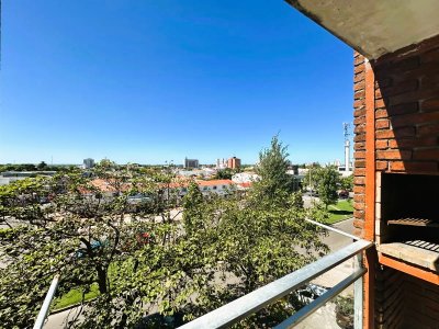 Apartamento en venta por Joaquín de Viana, en Maldonado, con parrillero propio. 