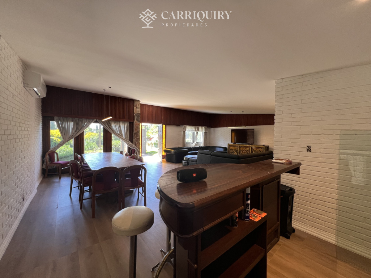 Casa ID.9500/Casa-en-alquiler-4-dormitorios-con-piscina-en-Montoya - Amplia casa en Cantegril, Punta del Este. 509m2 construidos y 2000 de terreno.