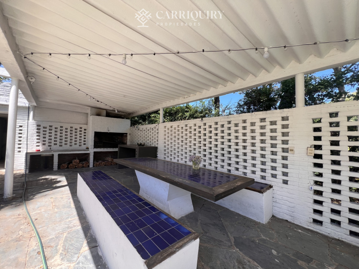 Casa ID.9500/Casa-en-alquiler-4-dormitorios-con-piscina-en-Montoya - Amplia casa en Cantegril, Punta del Este. 509m2 construidos y 2000 de terreno.