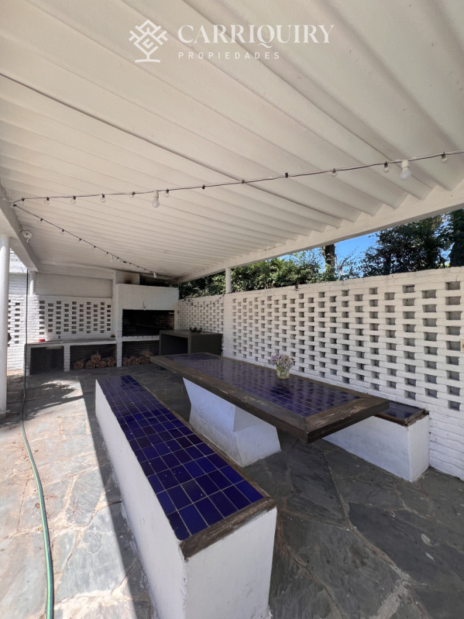 Casa ID.9500/Casa-en-alquiler-4-dormitorios-con-piscina-en-Montoya - Amplia casa en Cantegril, Punta del Este. 509m2 construidos y 2000 de terreno.