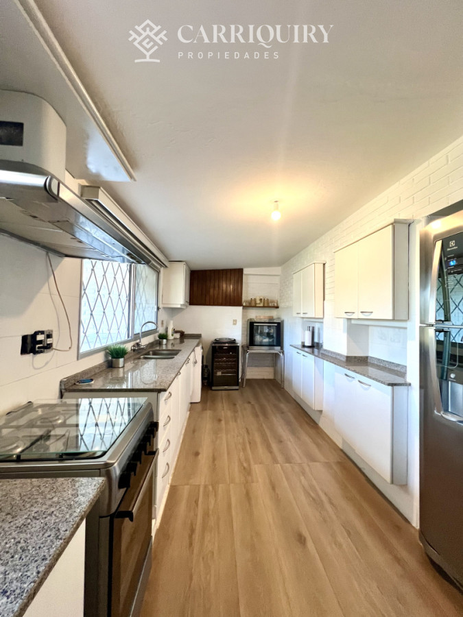 Casa ID.9500/Casa-en-alquiler-4-dormitorios-con-piscina-en-Montoya - Amplia casa en Cantegril, Punta del Este. 509m2 construidos y 2000 de terreno.