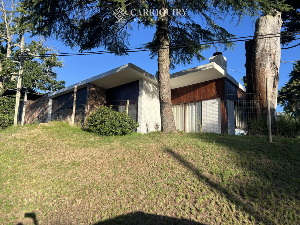 Casa ID.9500/Casa-en-alquiler-4-dormitorios-con-piscina-en-Montoya - Amplia casa en Cantegril, Punta del Este. 509m2 construidos y 2000 de terreno.