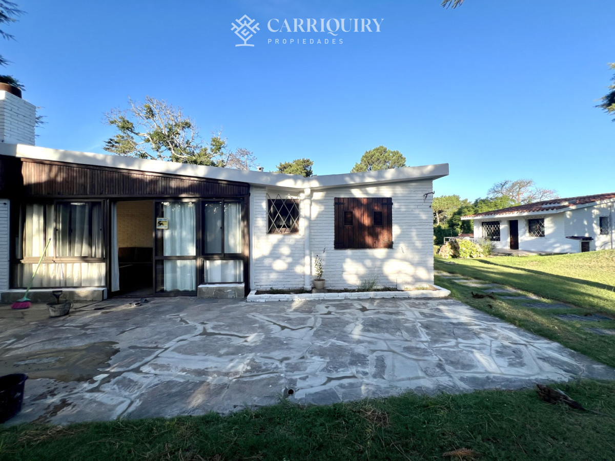 Casa ID.9500/Casa-en-alquiler-4-dormitorios-con-piscina-en-Montoya - Amplia casa en Cantegril, Punta del Este. 509m2 construidos y 2000 de terreno.