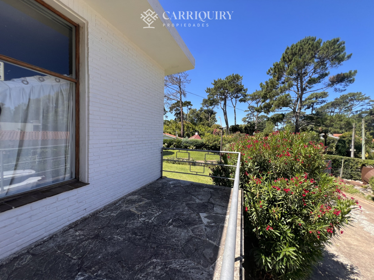 Casa ID.9500/Casa-en-alquiler-4-dormitorios-con-piscina-en-Montoya - Amplia casa en Cantegril, Punta del Este. 509m2 construidos y 2000 de terreno.