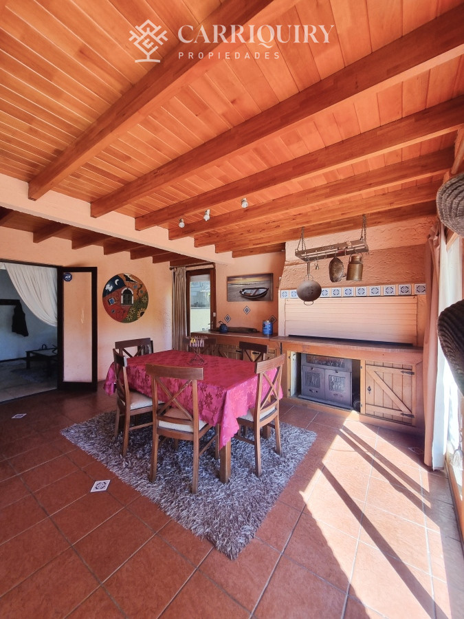 Casa ID.9478/OPORTUNIDAD-CASA-EN-VENTA-4-DORMITORIOS-EN-BARRIO-CANTEGRIL- - Amplia casa de construcción tradicional, EN VENTA! 4 dormitorios. Piscina y 2 barbacoas.