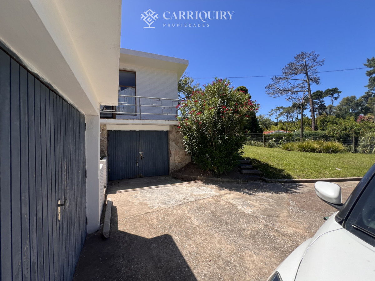 Casa ID.9500/Casa-en-alquiler-4-dormitorios-con-piscina-en-Montoya - Amplia casa en Cantegril, Punta del Este. 509m2 construidos y 2000 de terreno.