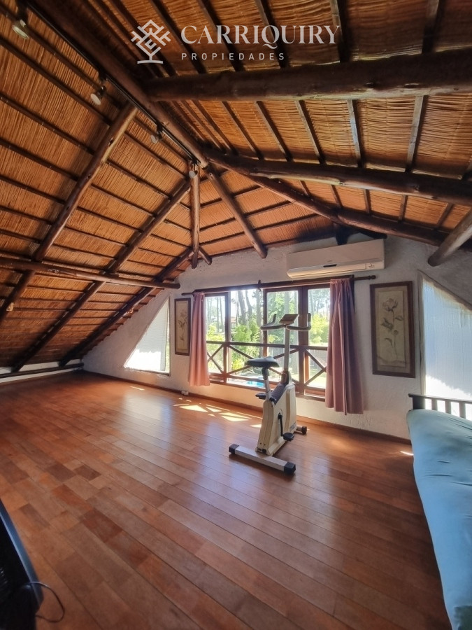 Casa ID.9478/OPORTUNIDAD-CASA-EN-VENTA-4-DORMITORIOS-EN-BARRIO-CANTEGRIL- - Amplia casa de construcción tradicional, EN VENTA! 4 dormitorios. Piscina y 2 barbacoas.