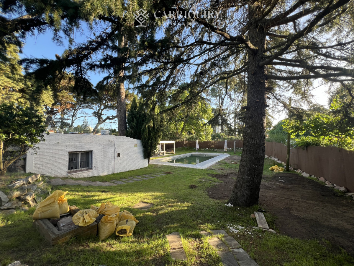 Casa ID.9500/Casa-en-alquiler-4-dormitorios-con-piscina-en-Montoya - Amplia casa en Cantegril, Punta del Este. 509m2 construidos y 2000 de terreno.