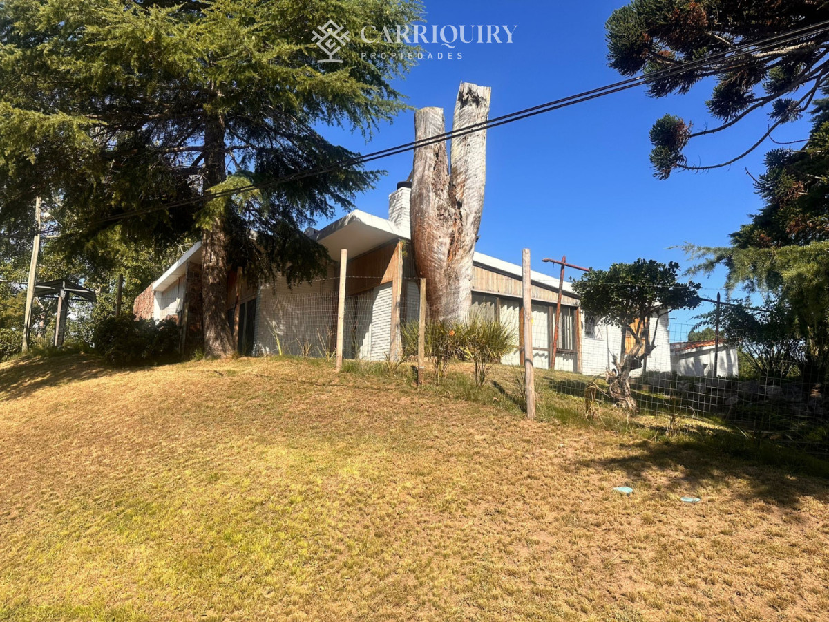 Casa ID.9500/Casa-en-alquiler-4-dormitorios-con-piscina-en-Montoya - Amplia casa en Cantegril, Punta del Este. 509m2 construidos y 2000 de terreno.