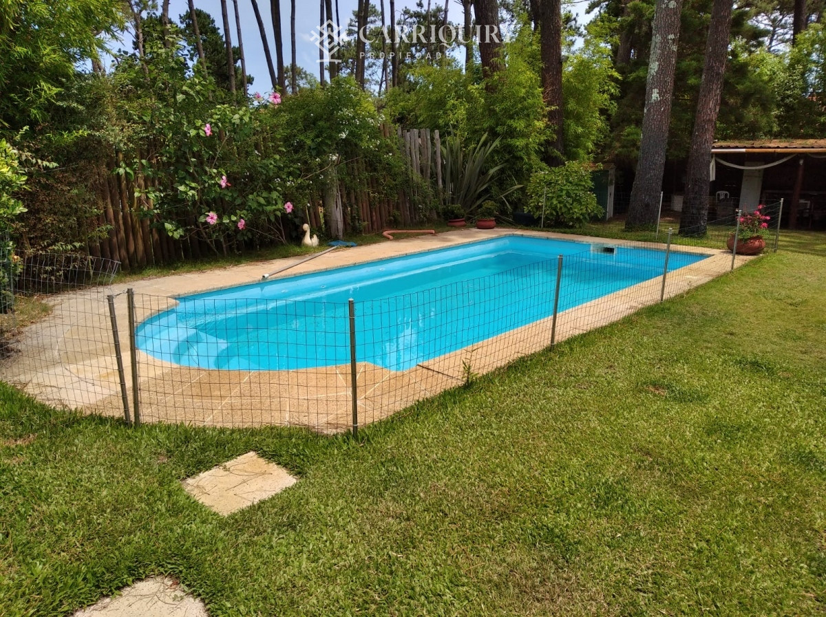 Casa ID.9478/OPORTUNIDAD-CASA-EN-VENTA-4-DORMITORIOS-EN-BARRIO-CANTEGRIL- - Amplia casa de construcción tradicional, EN VENTA! 4 dormitorios. Piscina y 2 barbacoas.