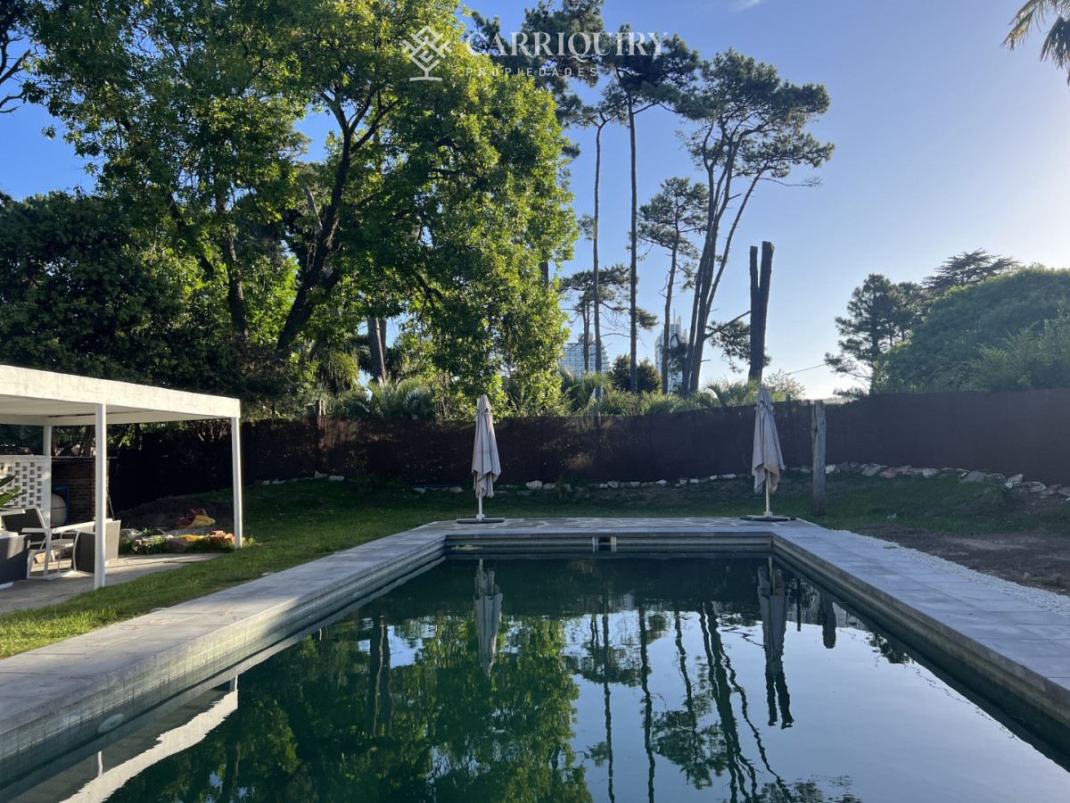 Casa ID.9500/Casa-en-alquiler-4-dormitorios-con-piscina-en-Montoya - Amplia casa en Cantegril, Punta del Este. 509m2 construidos y 2000 de terreno.