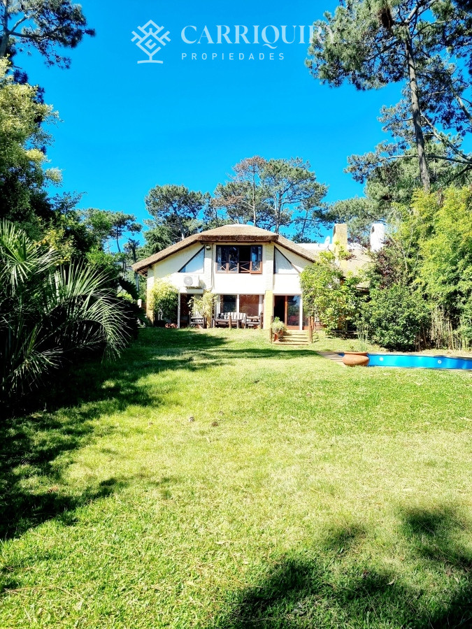 Casa ID.9478/OPORTUNIDAD-CASA-EN-VENTA-4-DORMITORIOS-EN-BARRIO-CANTEGRIL- - Amplia casa de construcción tradicional, EN VENTA! 4 dormitorios. Piscina y 2 barbacoas.