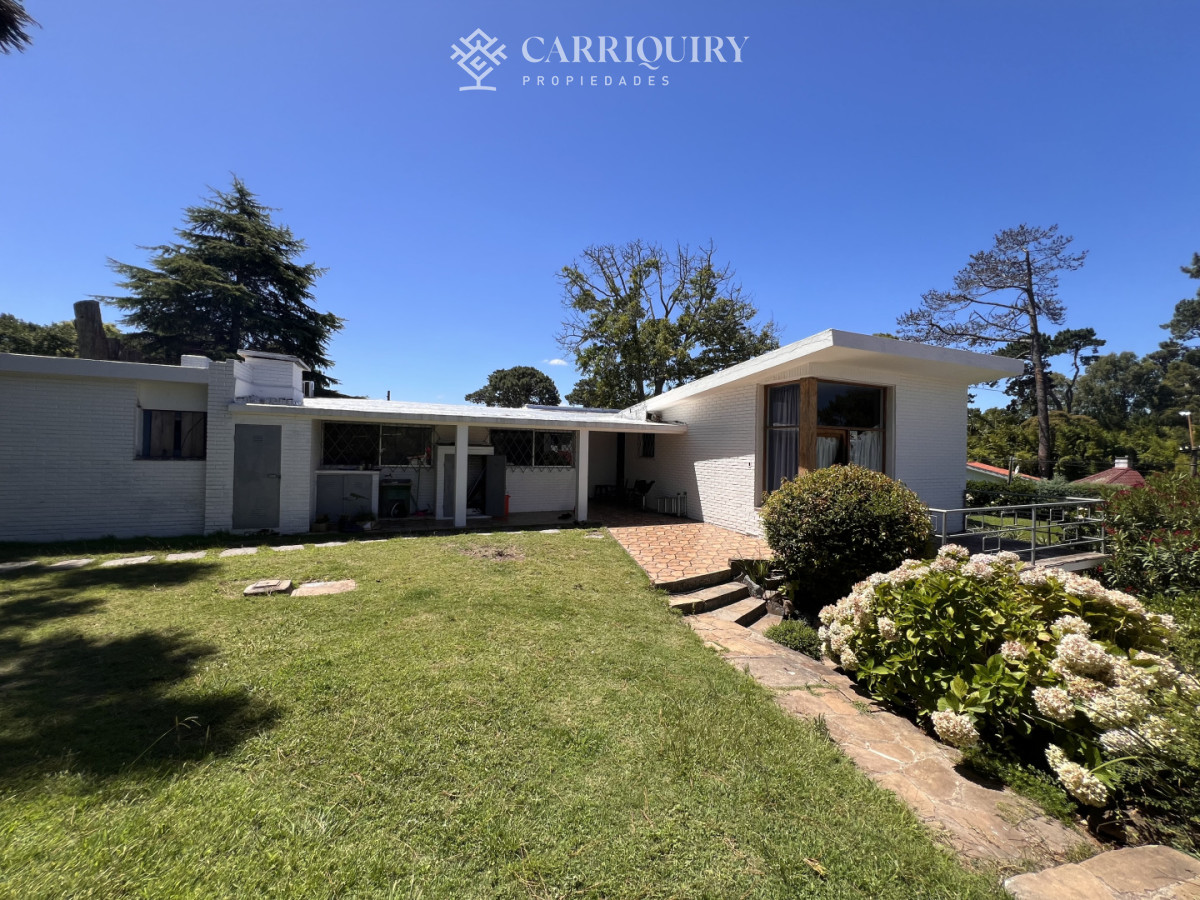 Casa ID.9500/Casa-en-alquiler-4-dormitorios-con-piscina-en-Montoya - Amplia casa en Cantegril, Punta del Este. 509m2 construidos y 2000 de terreno.