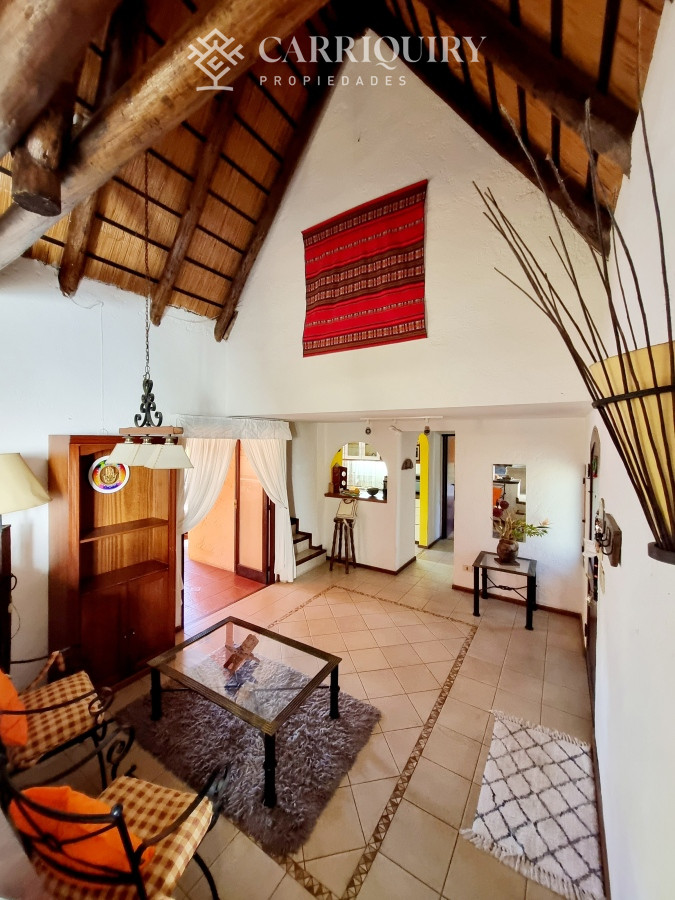 Casa ID.9478/OPORTUNIDAD-CASA-EN-VENTA-4-DORMITORIOS-EN-BARRIO-CANTEGRIL- - Amplia casa de construcción tradicional, EN VENTA! 4 dormitorios. Piscina y 2 barbacoas.