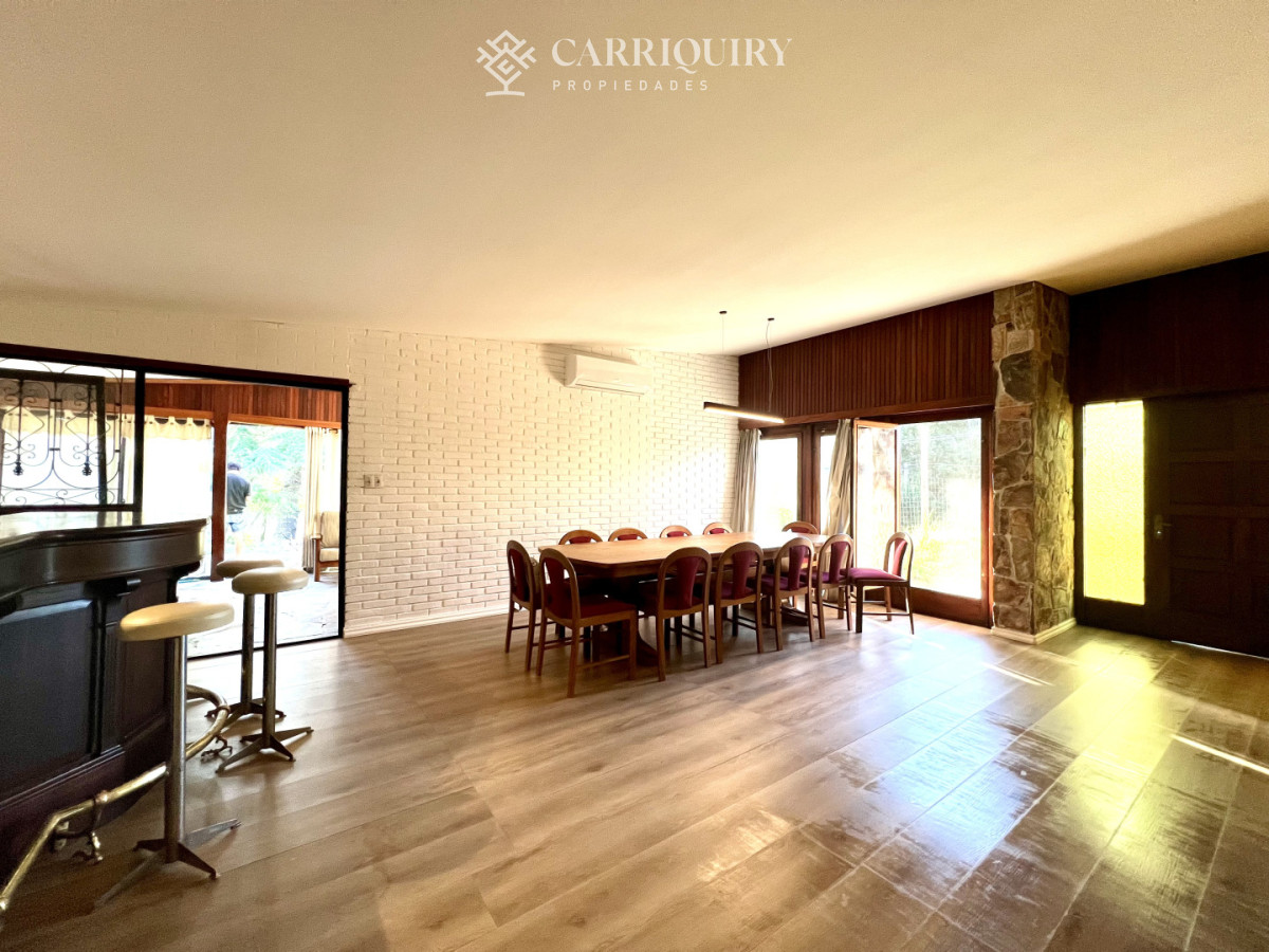 Casa ID.9500/Casa-en-alquiler-4-dormitorios-con-piscina-en-Montoya - Amplia casa en Cantegril, Punta del Este. 509m2 construidos y 2000 de terreno.