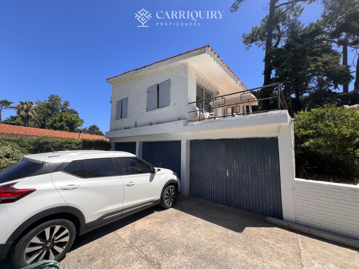 Casa ID.9500/Casa-en-alquiler-4-dormitorios-con-piscina-en-Montoya - Amplia casa en Cantegril, Punta del Este. 509m2 construidos y 2000 de terreno.