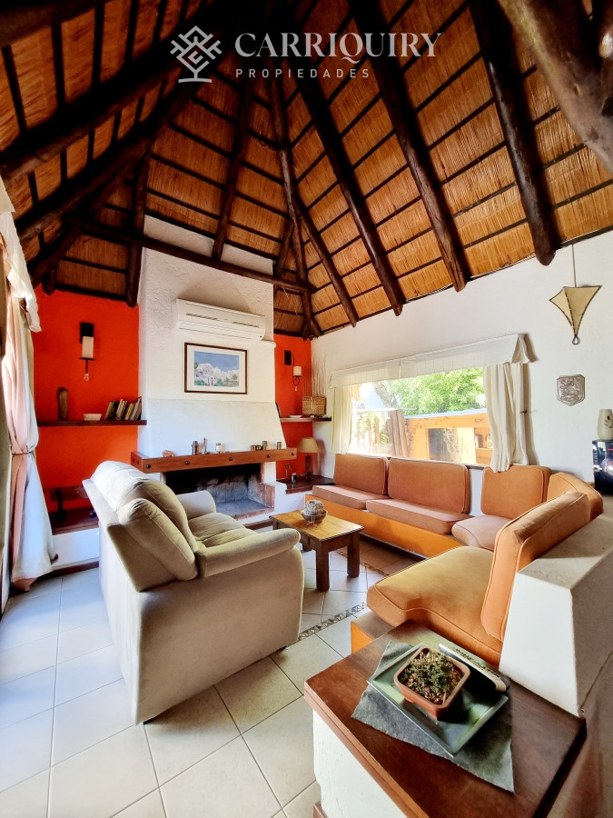 Casa ID.9478/OPORTUNIDAD-CASA-EN-VENTA-4-DORMITORIOS-EN-BARRIO-CANTEGRIL- - Amplia casa de construcción tradicional, EN VENTA! 4 dormitorios. Piscina y 2 barbacoas.