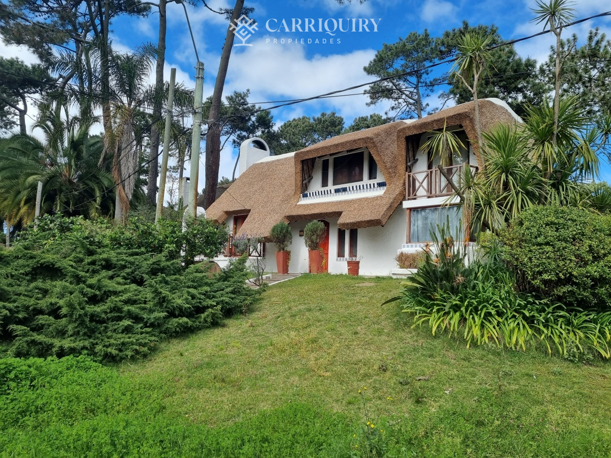 Casa ID.9478/OPORTUNIDAD-CASA-EN-VENTA-4-DORMITORIOS-EN-BARRIO-CANTEGRIL- - Amplia casa de construcción tradicional, EN VENTA! 4 dormitorios. Piscina y 2 barbacoas.