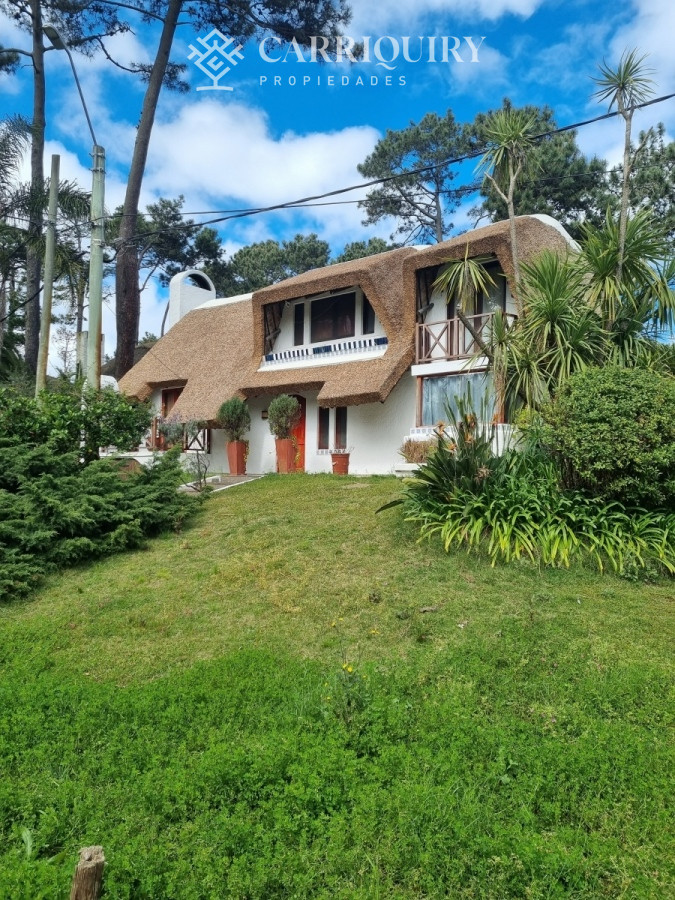 Casa ID.9478/OPORTUNIDAD-CASA-EN-VENTA-4-DORMITORIOS-EN-BARRIO-CANTEGRIL- - Amplia casa de construcción tradicional, EN VENTA! 4 dormitorios. Piscina y 2 barbacoas.