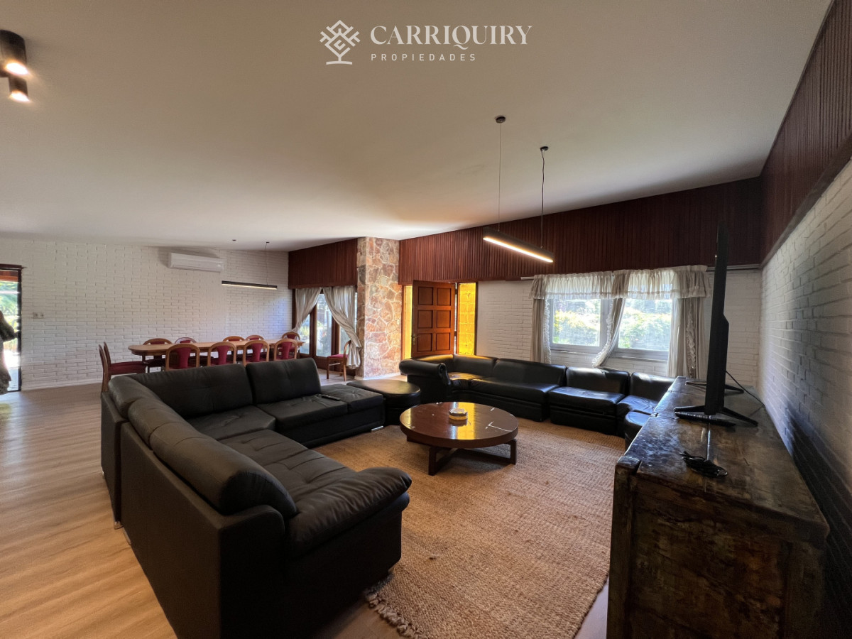 Casa ID.9500/Casa-en-alquiler-4-dormitorios-con-piscina-en-Montoya - Amplia casa en Cantegril, Punta del Este. 509m2 construidos y 2000 de terreno.