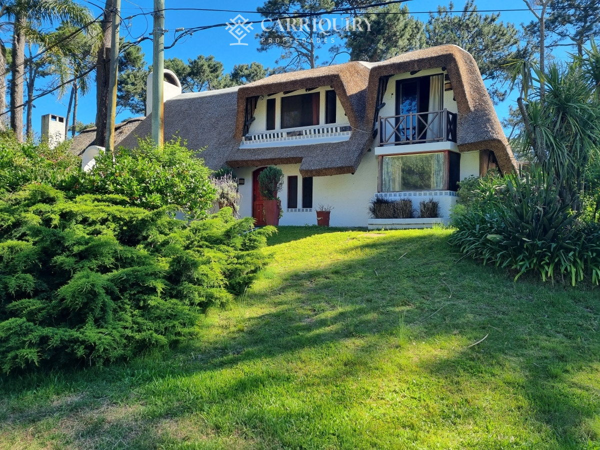 Casa ID.9478/OPORTUNIDAD-CASA-EN-VENTA-4-DORMITORIOS-EN-BARRIO-CANTEGRIL- - Amplia casa de construcción tradicional, EN VENTA! 4 dormitorios. Piscina y 2 barbacoas.