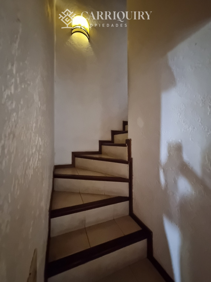 Casa ID.9478/OPORTUNIDAD-CASA-EN-VENTA-4-DORMITORIOS-EN-BARRIO-CANTEGRIL- - Amplia casa de construcción tradicional, EN VENTA! 4 dormitorios. Piscina y 2 barbacoas.