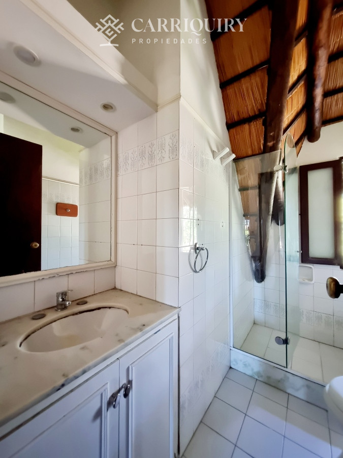 Casa ID.9478/OPORTUNIDAD-CASA-EN-VENTA-4-DORMITORIOS-EN-BARRIO-CANTEGRIL- - Amplia casa de construcción tradicional, EN VENTA! 4 dormitorios. Piscina y 2 barbacoas.