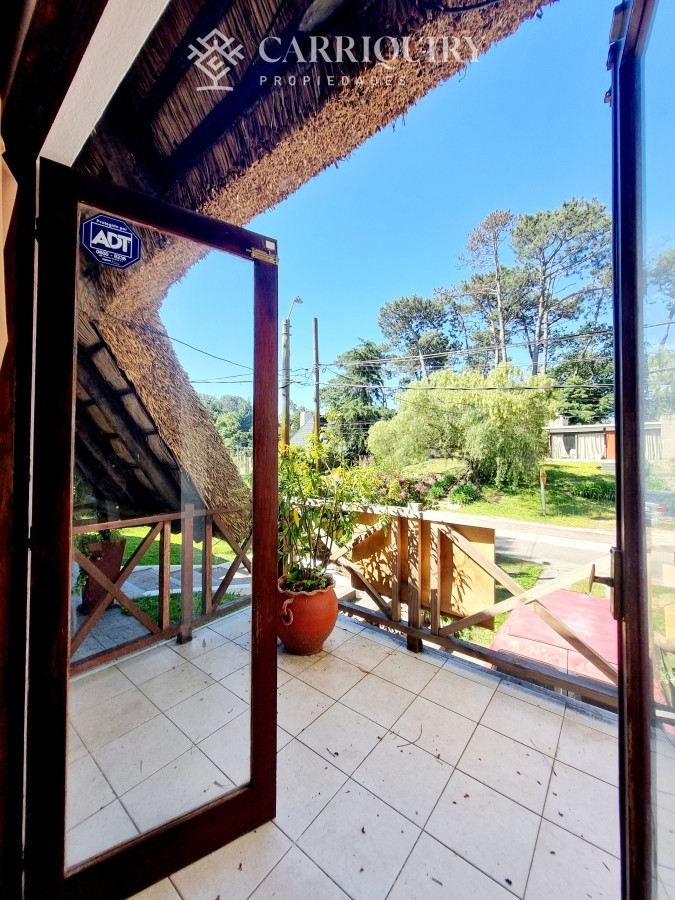 Casa ID.9478/OPORTUNIDAD-CASA-EN-VENTA-4-DORMITORIOS-EN-BARRIO-CANTEGRIL- - Amplia casa de construcción tradicional, EN VENTA! 4 dormitorios. Piscina y 2 barbacoas.