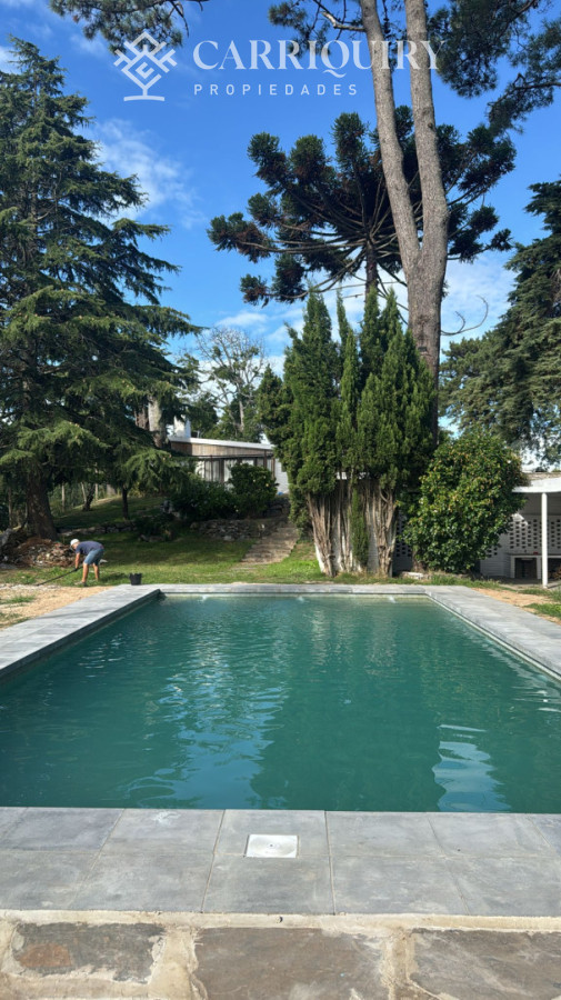 Casa ID.9500/Casa-en-alquiler-4-dormitorios-con-piscina-en-Montoya - Amplia casa en Cantegril, Punta del Este. 509m2 construidos y 2000 de terreno.