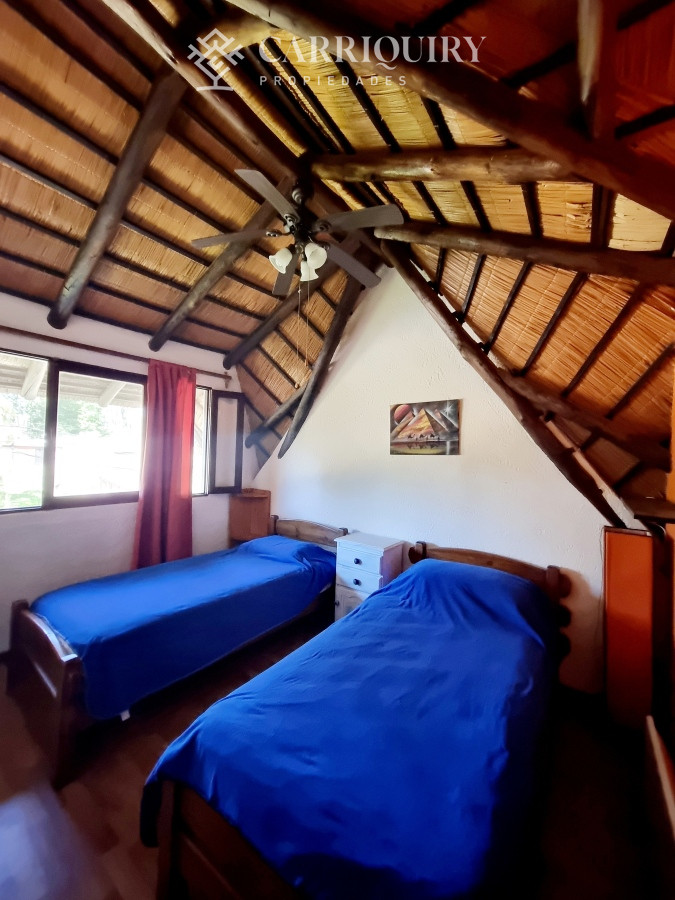 Casa ID.9478/OPORTUNIDAD-CASA-EN-VENTA-4-DORMITORIOS-EN-BARRIO-CANTEGRIL- - Amplia casa de construcción tradicional, EN VENTA! 4 dormitorios. Piscina y 2 barbacoas.