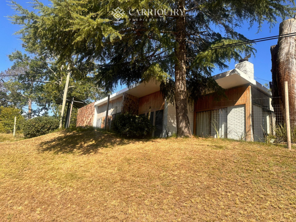 Casa ID.9500/Casa-en-alquiler-4-dormitorios-con-piscina-en-Montoya - Amplia casa en Cantegril, Punta del Este. 509m2 construidos y 2000 de terreno.