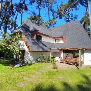 Venta y alquiler de verano. Amplia casa en Pinares. Con cancha de paddle.