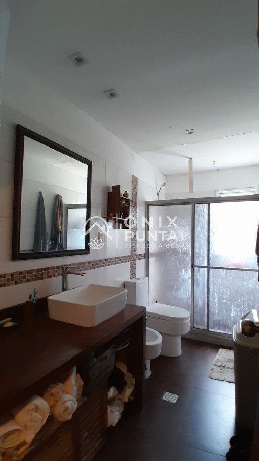Casa ID.560 - Se vende casi a estrenar, en Jardines de Córdoba. PUNTA DEL ESTE 