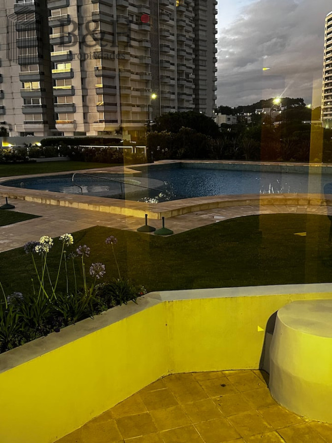 Apartamento ID.4019 - Amplio apartamento en Primera línea de playa brava. PUNTA del Este. Alquiler de verano 