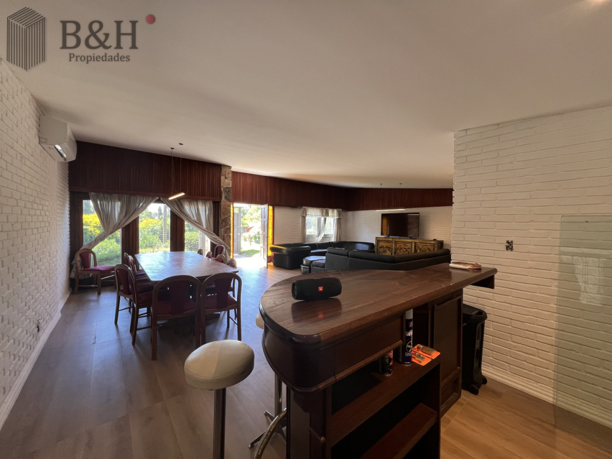 Casa ID.7239 - Amplia casa en Cantegril, Punta del Este. 509m2 construidos y 2000 de terreno.
