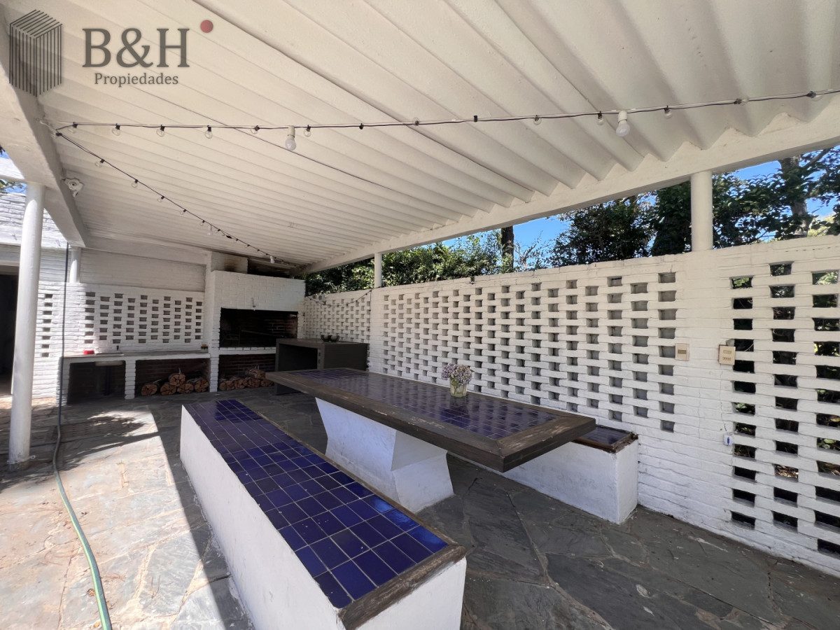 Casa ID.7239 - Amplia casa en Cantegril, Punta del Este. 509m2 construidos y 2000 de terreno.