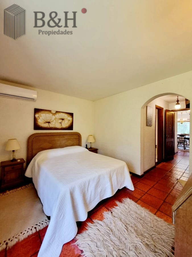 Casa ID.4016 - Venta y alquiler de verano. Amplia casa en Pinares. Con cancha de paddle.