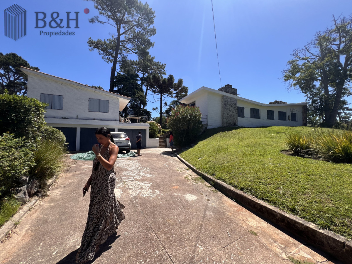 Casa ID.7239 - Amplia casa en Cantegril, Punta del Este. 509m2 construidos y 2000 de terreno.
