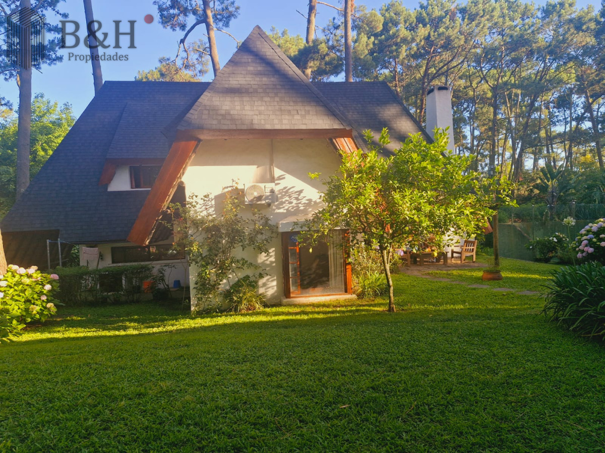Casa ID.4016 - Venta y alquiler de verano. Amplia casa en Pinares. Con cancha de paddle.