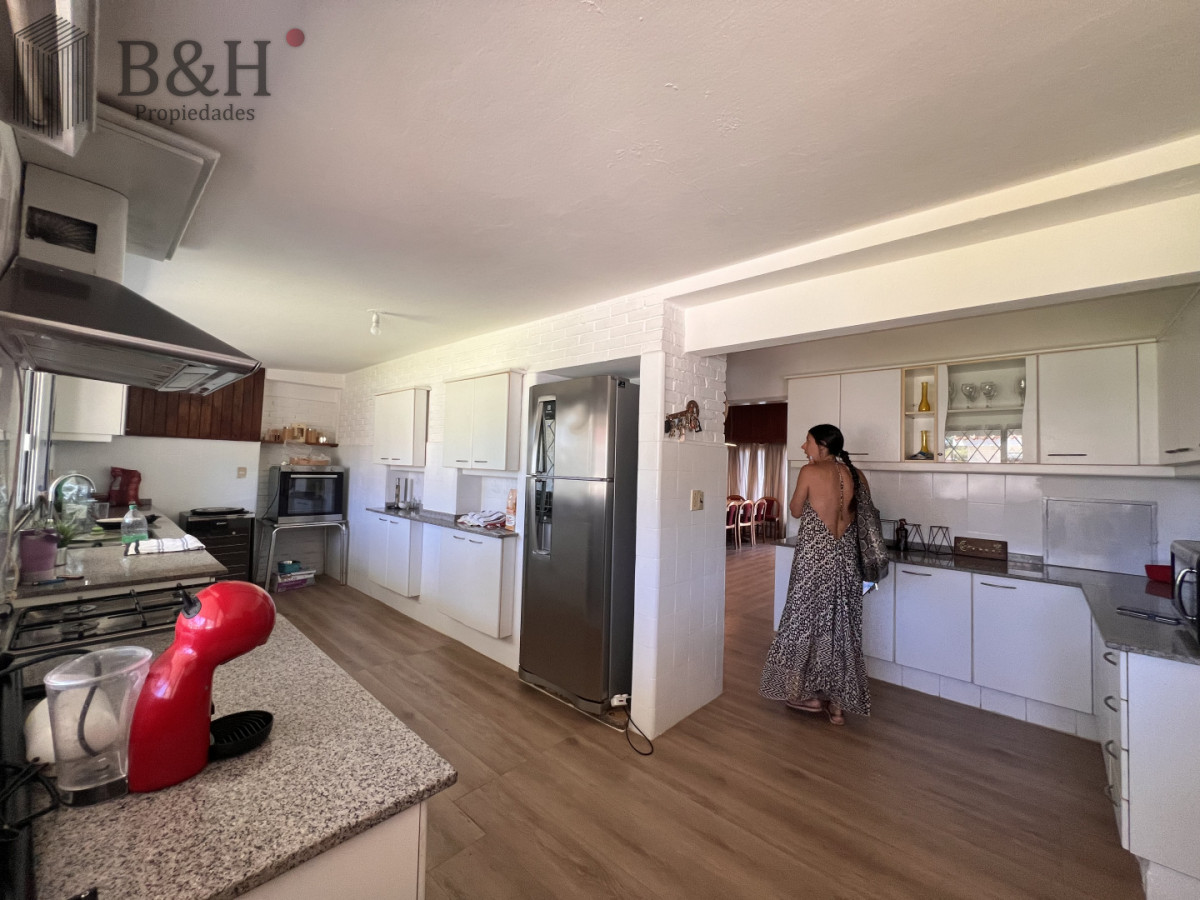 Casa ID.7239 - Amplia casa en Cantegril, Punta del Este. 509m2 construidos y 2000 de terreno.