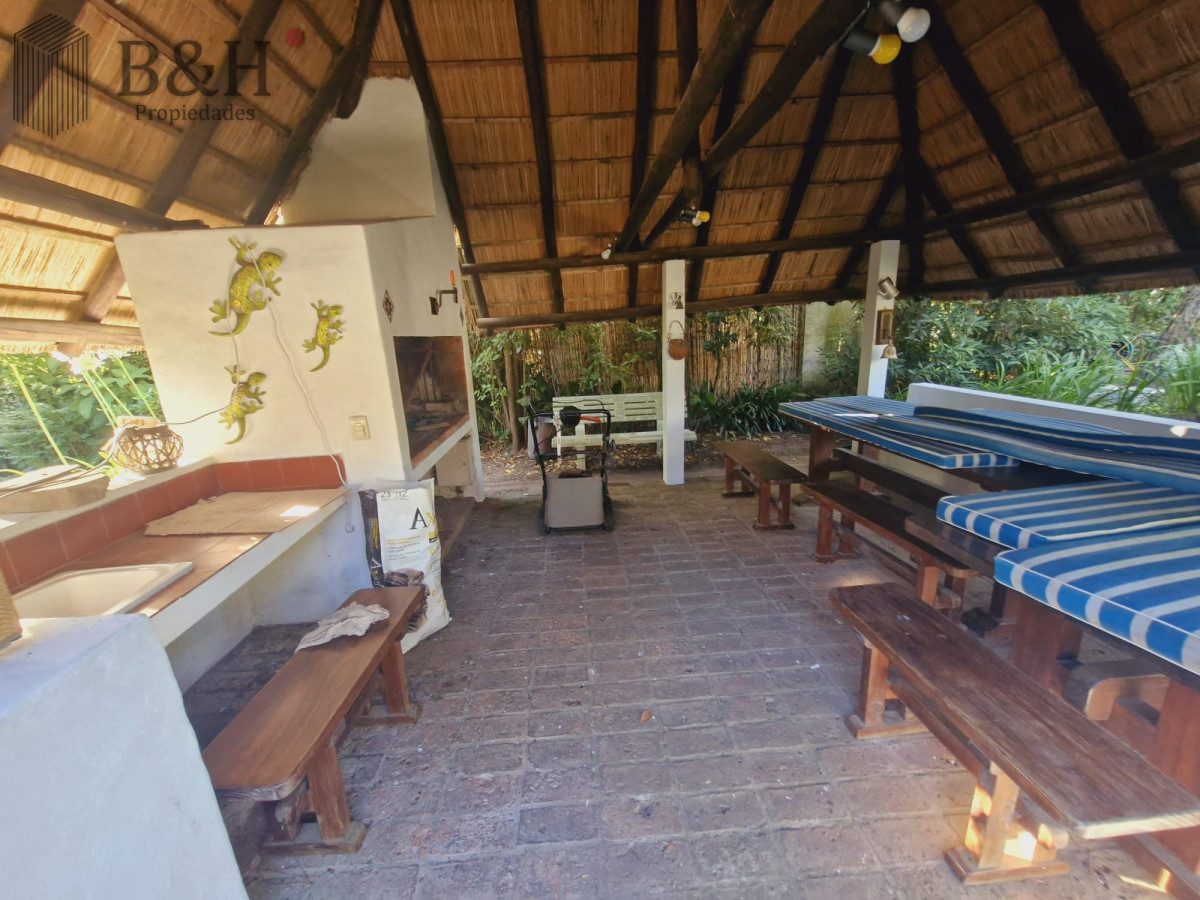 Casa ID.4016 - Venta y alquiler de verano. Amplia casa en Pinares. Con cancha de paddle.