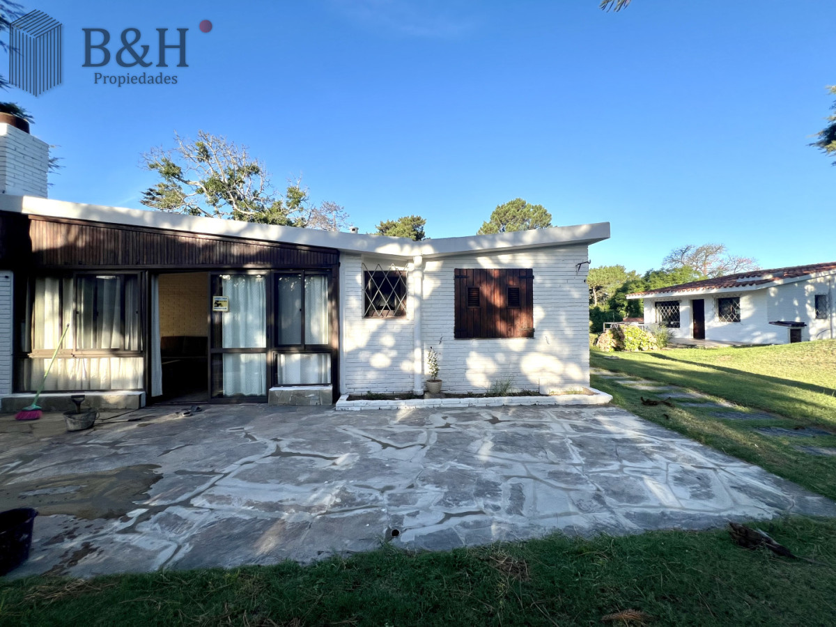 Casa ID.7239 - Amplia casa en Cantegril, Punta del Este. 509m2 construidos y 2000 de terreno.