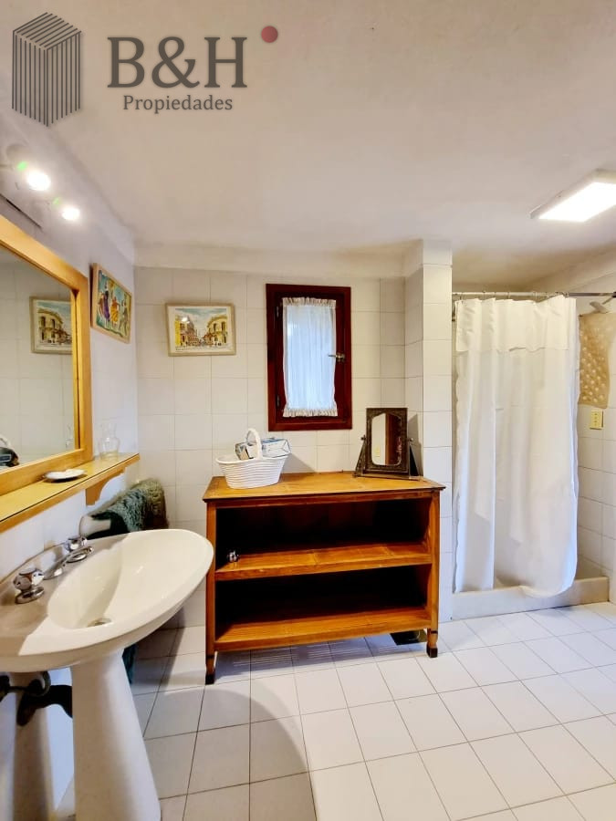 Casa ID.4016 - Venta y alquiler de verano. Amplia casa en Pinares. Con cancha de paddle.