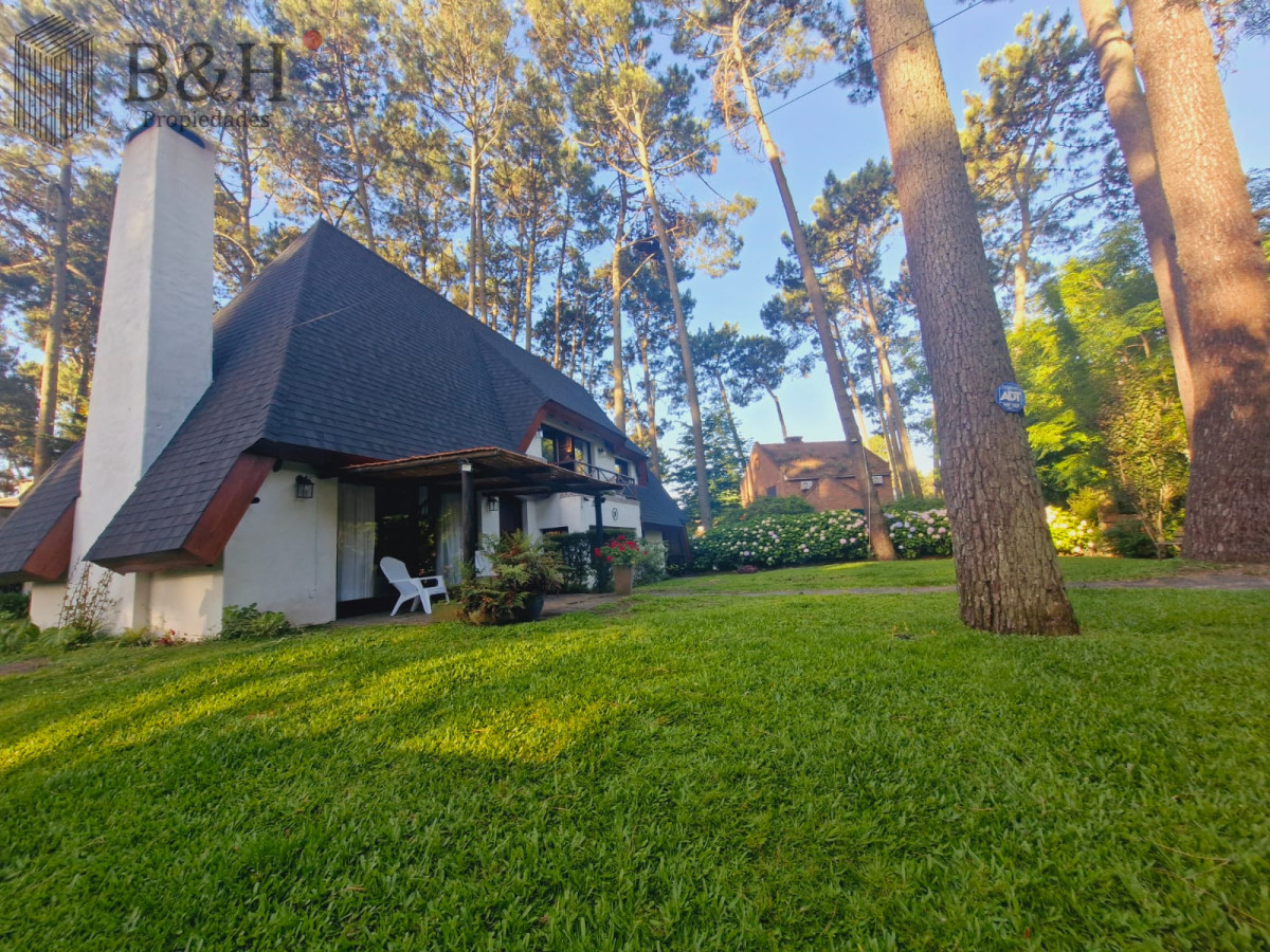 Casa ID.4016 - Venta y alquiler de verano. Amplia casa en Pinares. Con cancha de paddle.
