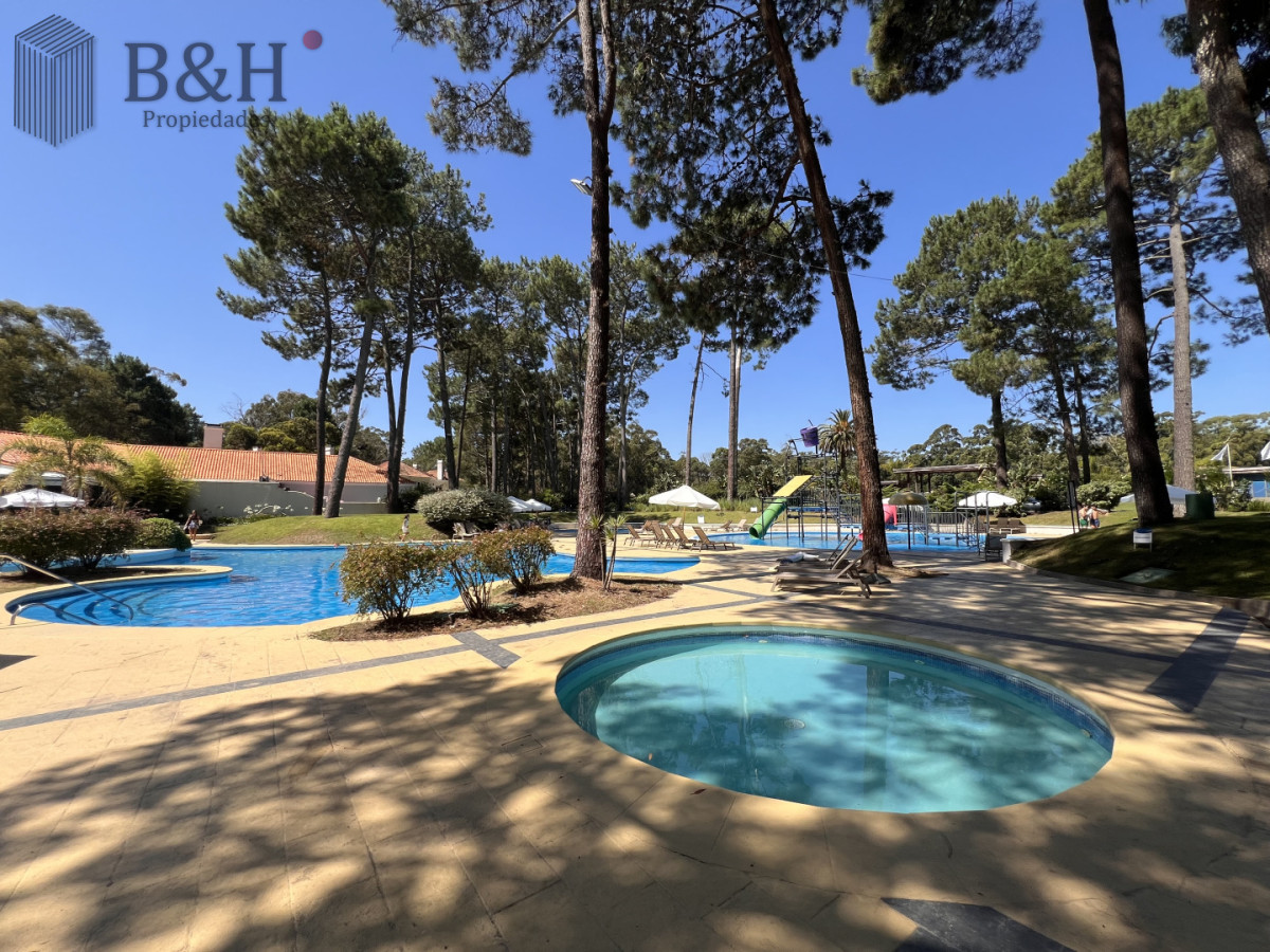 Casa ID.5960 - Casa en venta en Solanas Country, construcción de hormigón armado, con piscina. 