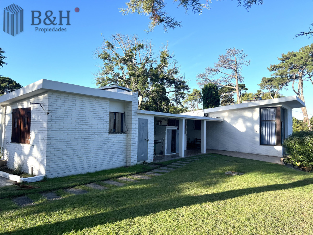 Casa ID.7239 - Amplia casa en Cantegril, Punta del Este. 509m2 construidos y 2000 de terreno.