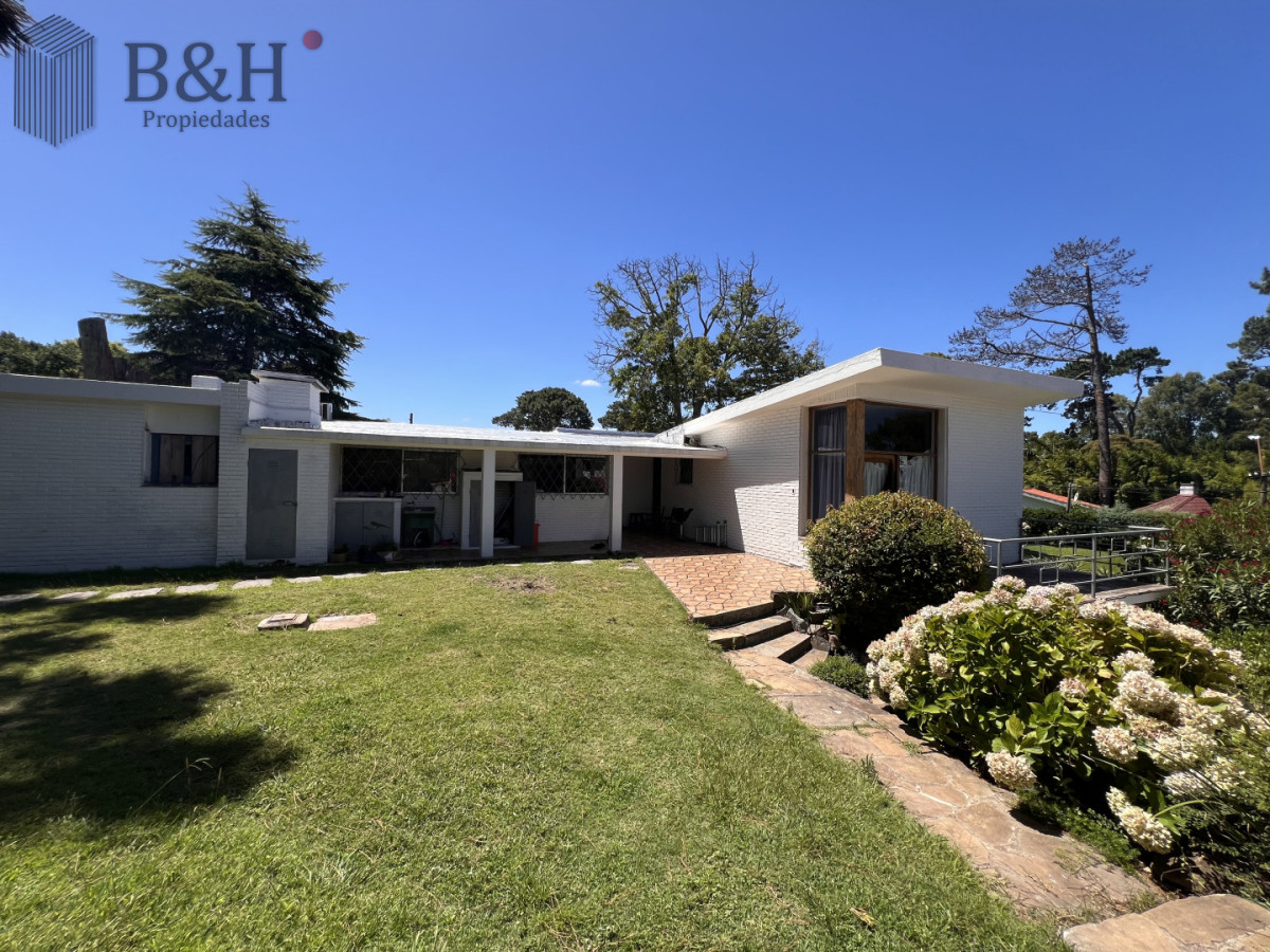 Casa ID.7239 - Amplia casa en Cantegril, Punta del Este. 509m2 construidos y 2000 de terreno.