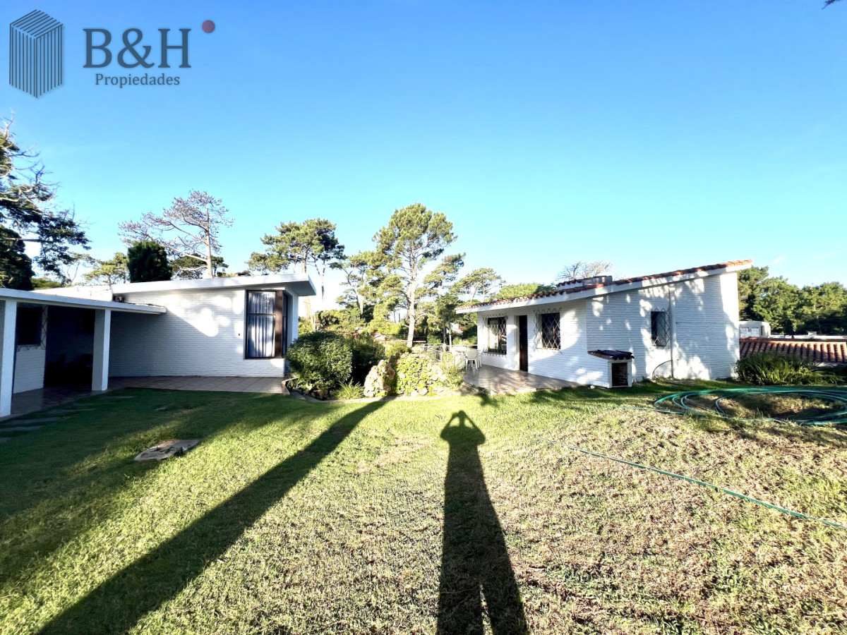 Casa ID.7239 - Amplia casa en Cantegril, Punta del Este. 509m2 construidos y 2000 de terreno.