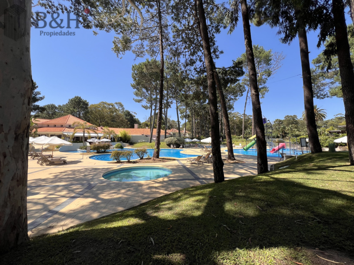 Casa ID.5960 - Casa en venta en Solanas Country, construcción de hormigón armado, con piscina. 