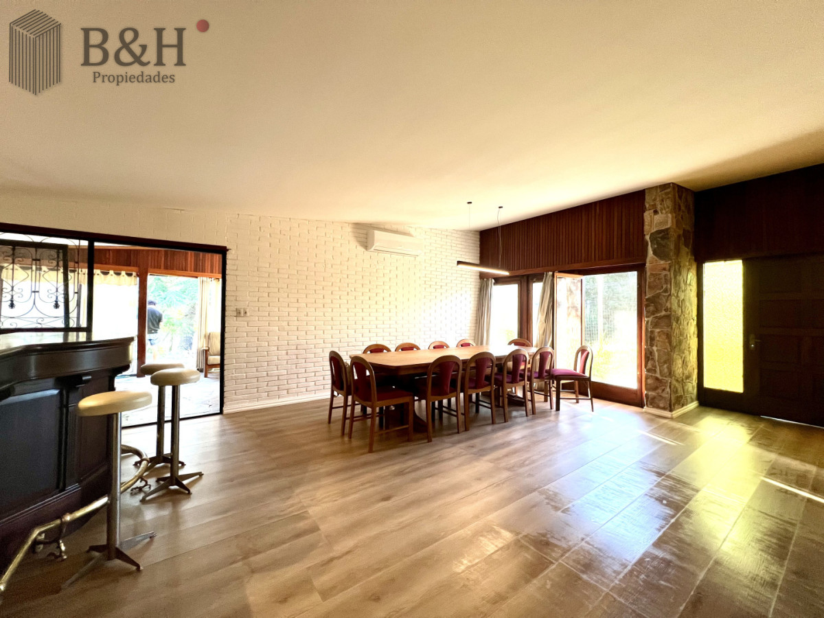Casa ID.7239 - Amplia casa en Cantegril, Punta del Este. 509m2 construidos y 2000 de terreno.